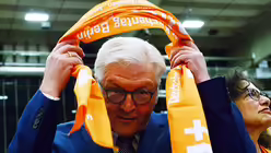 Schal um: Bundespr&auml;sident Frank-Walter Steinmeier / &copy; Maurizio Gambarini (dpa)