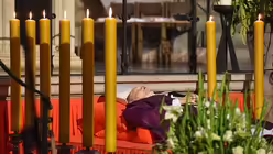 Der aufgebahrte Leichnam des ehemaligen K&ouml;lner Erzbischofs Joachim Kardinal Meisner / &copy; KNA (KNA)