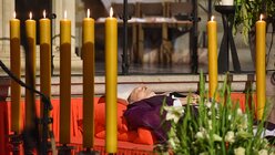 Der aufgebahrte Leichnam des ehemaligen Kölner Erzbischofs Joachim Kardinal Meisner / © KNA (KNA)