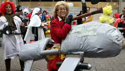 Verkleidet als Bundesverteidigungsministerin von der Leyen (CDU) nimmt ein Teilnehmer am Rosenmontagszug in K&ouml;ln teil / &copy; Rolf Vennenbernd (dpa)