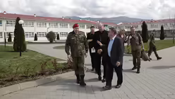 Bischof Overbeck im Kosovo / © Christina Lux / KMBA