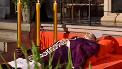 Der aufgebahrte Leichnam des ehemaligen K&ouml;lner Erzbischofs Joachim Kardinal Meisner / &copy; KNA (KNA)