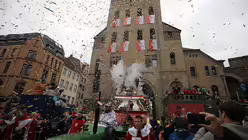 Der Rosenmontagszug startet in K&ouml;ln vor der Severinstorburg / &copy; Oliver Berg (dpa)