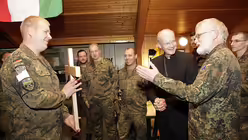 Bischof Overbeck im Kosovo / &copy; Christina Lux / KMBA