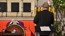 Franz-Josef Bode, Bischof von Osnabrück, steht vor dem aufgebahrten Leichnam des ehemaligen Kölner Erzbischofs Joachim Kardinal Meisner / © KNA (KNA)