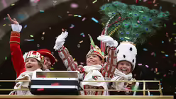 Das K&ouml;lner Kinder-Dreigestirn winkt beim Rosenmontagszug in K&ouml;ln vom Wagen / &copy; Oliver Berg (dpa)