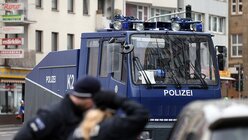 Wasserwerfer der Polizei stehen vor Beginn des Rosenmontagszugs in Köln  (dpa)