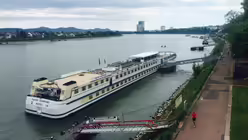 Das Bonner Rheinufer. Im Hintergrund der Posttower und das Siebengebirge / &copy; Milena Furman (DR)