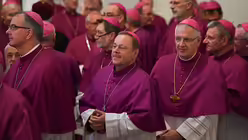 Der neue Limburger Bischof Georg B&auml;tzing und seine Bischofskollegen / &copy; Arne Dedert (dpa)