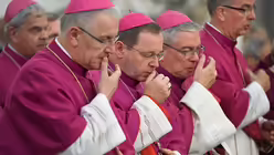Der neue Limburger Bischof Georg B&auml;tzing (M) sowie Reinhard Hauke (l-r), Weihbischof in Erfurt, Heinrich Timmerevers, Bischof von Dresden-Mei&szlig;en, Thomas L&ouml;hr, Weihbischof in Limburg, und J&ouml;rg Michael Peters, Weihbischof in Trier / &copy; Arne Dedert (dpa)