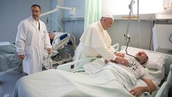 Papst Franziskus am Krankenbett  / © Osservatore Romano (KNA)