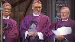 Erzbischof Gänswein im Dom (dpa)