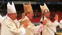 Abschluss des Kolpingtages 2000 in K&ouml;ln mit Kardinal Lehmann, Kardinal Meisner und Bischof Bode (v.l.n.r.) / &copy; Wolfgang Radtke (KNA)