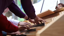 Sie hauen in die Tasten! / © Lea Brüggemann (DR)