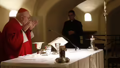 Ad-Limina-Besuch der deutschen Bischöfe im Vatikan: Gottesdienst am Petrusgrab in den Grotten von Sankt Peter mit Kardinal Reinhard Marx.  / © Romano Siciliani (KNA)