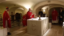 Ad-Limina-Besuch der deutschen Bisch&ouml;fe im Vatikan: Gottesdienst am Petrusgrab mit Kardinal Woelki (l.) und Kardinal Marx (m.).  / &copy; Romano Siciliani (KNA)