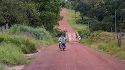 Die Transamazonica wurde mitten durch das Tenharin-Schutzgebiet geschlagen / © Jürgen Escher (Adveniat)