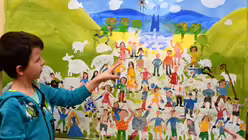 Aleksas aus  der 3b erkennt auf Anhieb seine Figur wieder. / © Beatrice Tomasetti (DR)