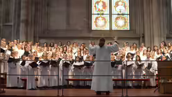 Alle Altersgruppen des M&auml;dchenchores, auch die j&uuml;ngsten, gestalten an diesem Sonntag das feierliche Kapitelsamt. / &copy; Beatrice Tomasetti (DR)