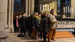 Alle Dombesucher sind abschließend eingeladen, den Pilgerweg unter dem Dreikönigenschrein her mitzugehen / © Beatrice Tomasetti (DR)