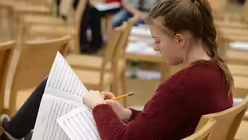 Alle Hinweise von Chorleiter Krane m&uuml;ssen vermerkt werden. / &copy; Tomasetti (DR)