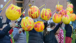 Alle Kinder halten stolz ihre Laterne in die H&ouml;he. / &copy; Beatrice Tomasetti (DR)