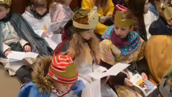 Alle Kinder tragen bunte Gewänder, die sie phantasievoll zusammengestellt haben / © Beatrice Tomasetti (DR)