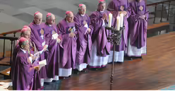 Alle Kölner Weihbischöfe - darunter auch die ehemaligen - waren zur Verabschiedung des Kölner Erzbischofs in den Dom gekommen. / © Tomasetti (DR)