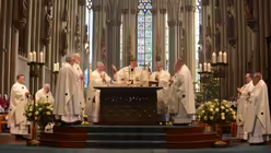 Alle Konzelebranten versammeln sich um den Altar / &copy; Beatrice Tomasetti (DR)