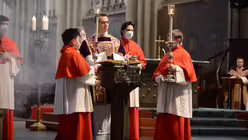 Alle Ministranten tragen w&auml;hrend des Gottesdienstes einen Mund-Nasen-Schutz. / &copy; Beatrice Tomasetti (DR)