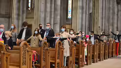 Alle sind eingeladen, das "Vater unser" mit Gesten anschaulich nachzuvollziehen. / &copy; Beatrice Tomasetti (DR)