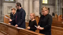 Alle singen zu Beginn das Lied "Wir feiern heut' ein Fest…" / © Beatrice Tomasetti (DR)