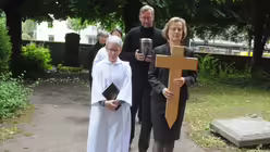 Alles wie bei einer "echten" Beerdigung: Die Kursteilnehmer auf dem Weg zum Grab. / © Tomasetti (DR)