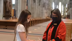 Als 2020 noch alles per Hand ging: Nicole Reitgruber nimmt die Kontaktdaten dieser Besucherin auf. / &copy; Beatrice Tomasetti (DR)