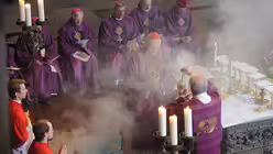 Als älteste haben Lukas Przybilla und Wolfgang Küpper beim letzten Pontifikalamt mit Kardinal Meisner eine verantwortliche Rolle. (DR)