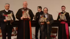 Als Dank f&uuml;r die Teilnahme auf dem Podium gibt es eine Madonna aus Alt&ouml;tting / &copy; Beatrice Tomasetti (DR)