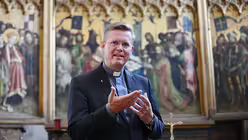 Als ehemaliger Stadtjugendseelsorger liebt es Dominik Meiering, vor allem junge Menschen durch den Dom zu f&uuml;hren. / &copy; Beatrice Tomasetti (DR)