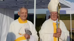 Alte Bekannte: Prälat Erich Läufer und der Hauptzelebrant, Bischof emeritus von Würzburg, Dr. Friedhelm Hofmann. / © Beatrice Tomasetti (DR)