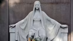 Alte Gräber sind oft sehr monumental gestaltet. / © Beatrice Tomasetti (DR)