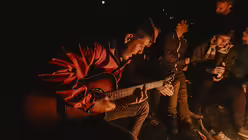 Der Klassiker: Gitarre am Lagerfeuer / © www.capture-life.de (kja)