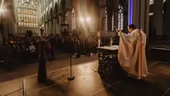 Pfarrer Tobias Schwaderlapp am Altar / © www.capture-life.de (kja)