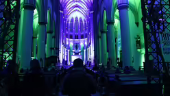 In Szene gesetzt: Der Altenberger Dom vor der Vigilfeier / © Marion Sendker (DR)