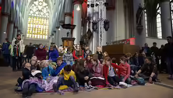 Warten auf die Aussendung des Altenberger Lichts / &copy; Marion Sendker (DR)