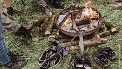 Schuhe trocknen am Lagerfeuer / &copy; www.capture-life.de (kja)