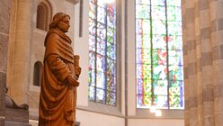 Altes und Neues hat in St. Andreas nebeneinander Bestand: vor den Lüpertz-Fenstern der Ordensgründer Dominikus. / © Beatrice Tomasetti (DR)