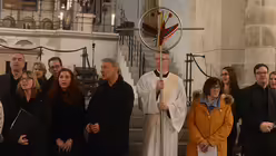 Am Ende der Feier trägt Diakon Freiwald das Ökumene-Kreuz der Auszugsprozession wieder voran. / © Tomasetti (DR)