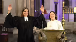 Am Ende des Gottesdienst sprechen die beiden Vertreterinnen der katholischen und evangelischen Kirche über alle Anwesenden den Segen.  / © Tomasetti (DR)