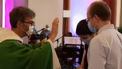 Am Ende des Gottesdienstes spendeten die Priester einen Einzelsegen / © Anastasia Meyers/ Gemeinschaft Emmanuel  (DR)