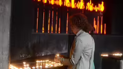 Am Gnadenbild zünden den ganzen Tag über Menschen eine Kerze an / © Tomasetti (DR)