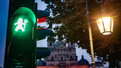 Ampelm&auml;nnchen in Form des heiligen Bonifatius vor dem Fuldaer Dom / &copy; Frank Rumpenhorst (dpa)